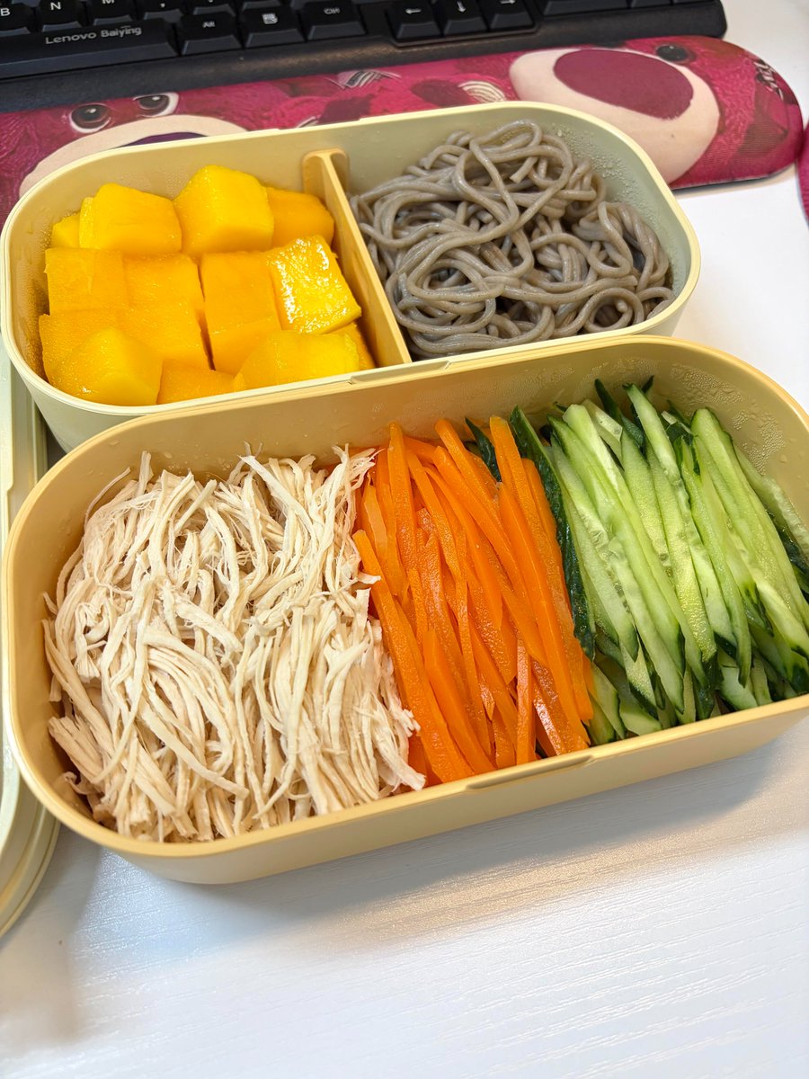 QVIKAL's tweet photo. 今日のお弁当〜🍱
きゅうりと人参と鶏肉のまぜそば😋マンゴーも🥭
週末はお肉、平日はヘルシーめ(/▽＼) https://t.co/WhKRIwam8B