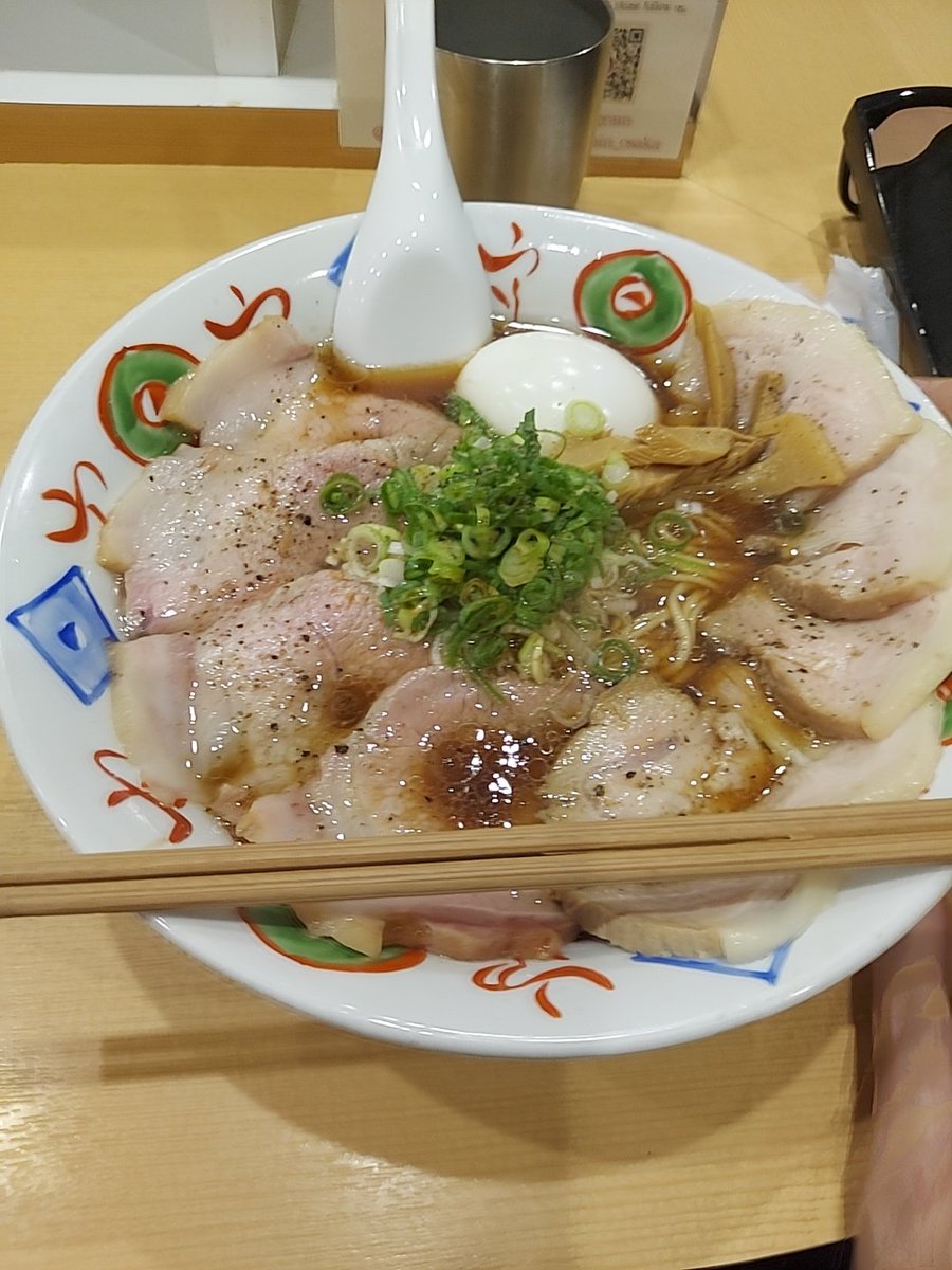 chimi_chimi_12's tweet photo. 北浜の美味しいラーメン屋さんに出会いました(๑>ڡ<๑)🍴💕
特製醤油ラーメンはチャーシュー増し🐷
特製塩あさりとホタテのラーメン

本当に美味しかった😋
チャーシュー2種類あって本当に美味しい
また食べに行きたいなぁ😋

 #Ramenアゲイン https://t.co/lD7mdIJLUG