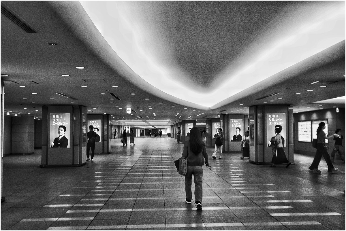 TokyoStreetPIX's tweet photo. うまく撮ろうとする気持ちが強い日ほど、後から見返して物足りなさを感じます。逆に、何も気負わずに撮った日のほうが、なぜか残る写真が多い。力の抜き方も、たぶん技術のうちです。 https://t.co/siQ7g378Yk