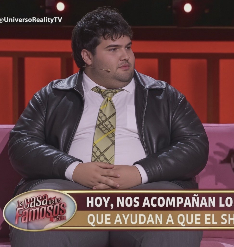 LaWendyGuevara's tweet photo. pobre de mí televisión, a ver si aguanta tanto peso de Jair Sánchez  

#LaCasaDeLosFamososMx https://t.co/AJo6TYn3dg