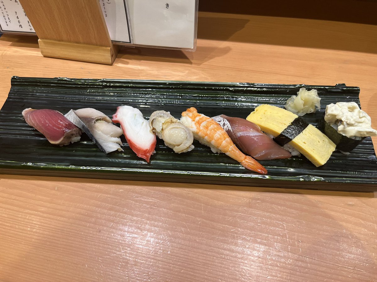 caac_1998's tweet photo. 仙台駅内で昼飯として寿司食った。
美味かった。 https://t.co/hdMnDVZHge