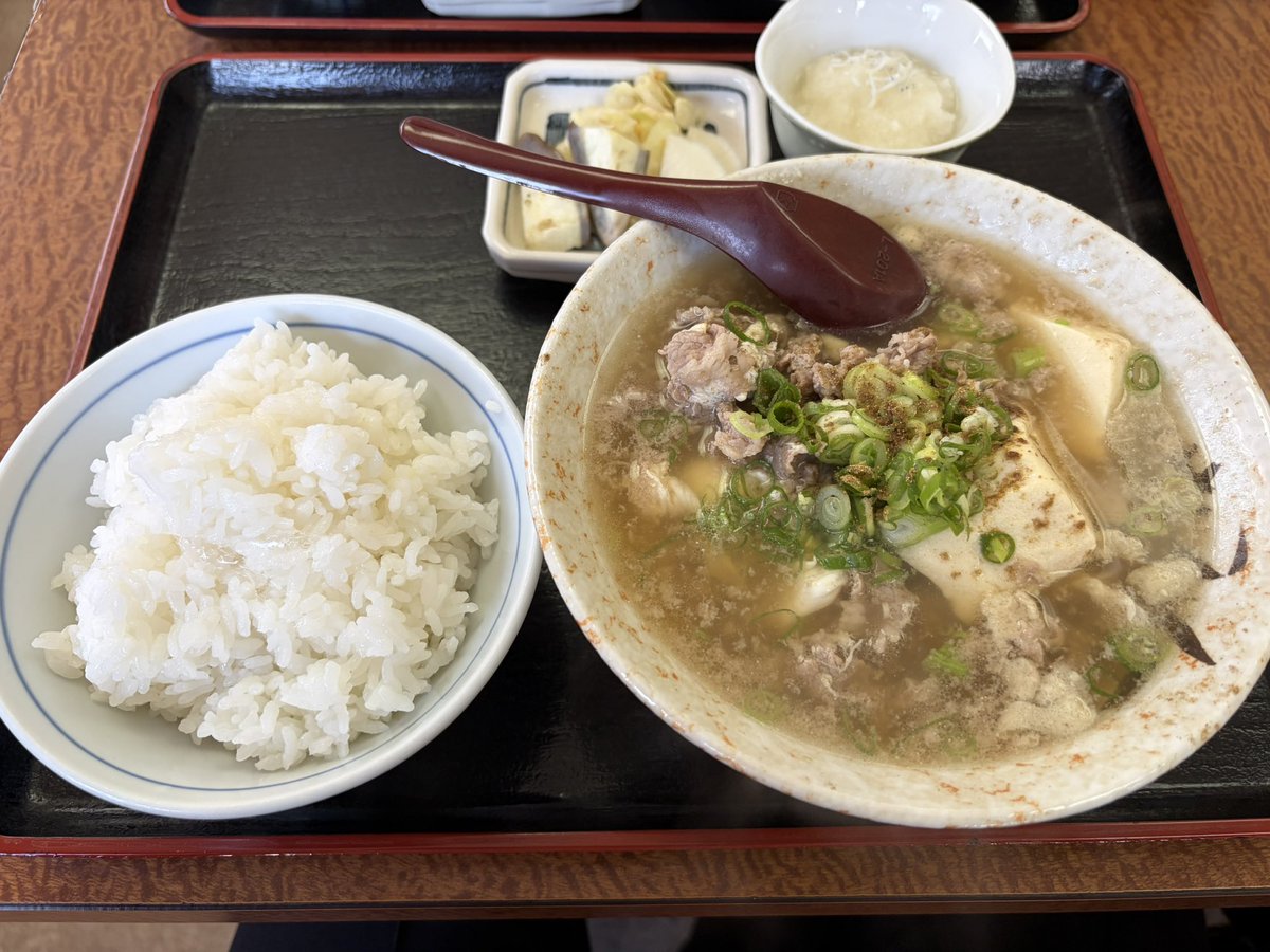 weakstormex's tweet photo. テレビ取材が何度も入るような有名店に並んで、名物の肉吸いを頂く。
出汁の味がめちゃくちゃ美味しかった✨ https://t.co/rIexKH0t3m