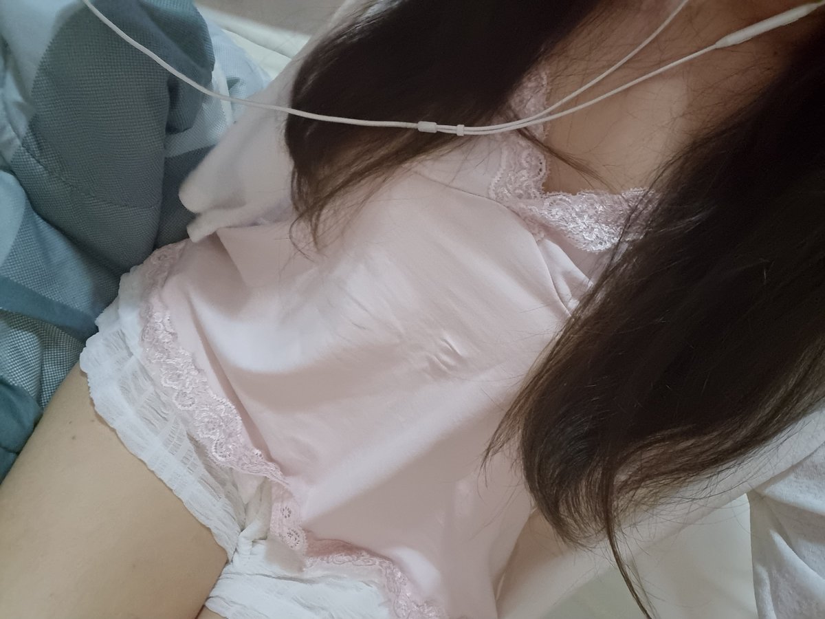 chocopiemeli's tweet photo. my outfit of the day 🤎 https://t.co/Wzrd4U6KBf