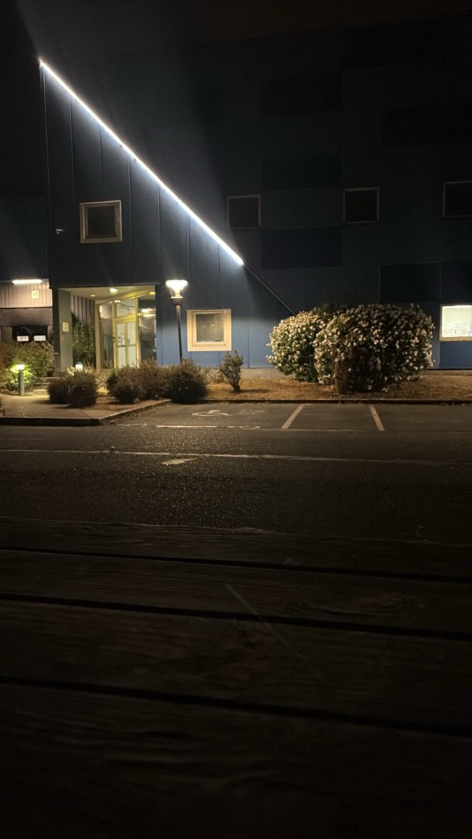 mr_mhhhh's tweet photo. la prisona qui paye quand même https://t.co/qOVQZp9wVo
