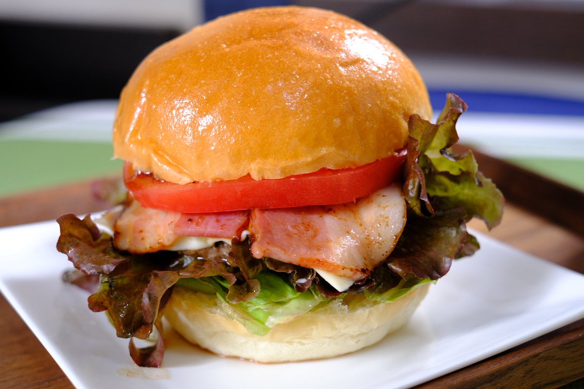 harentino's tweet photo. お昼ごはんはBLTバーガーを拵えました。
パティをこねるところから始めて15分くらいで作り終わるくらいに慣れてきました。

#美味しい #ランチ #料理 #手料理 #ハンバーガー https://t.co/xqxNYUIjey