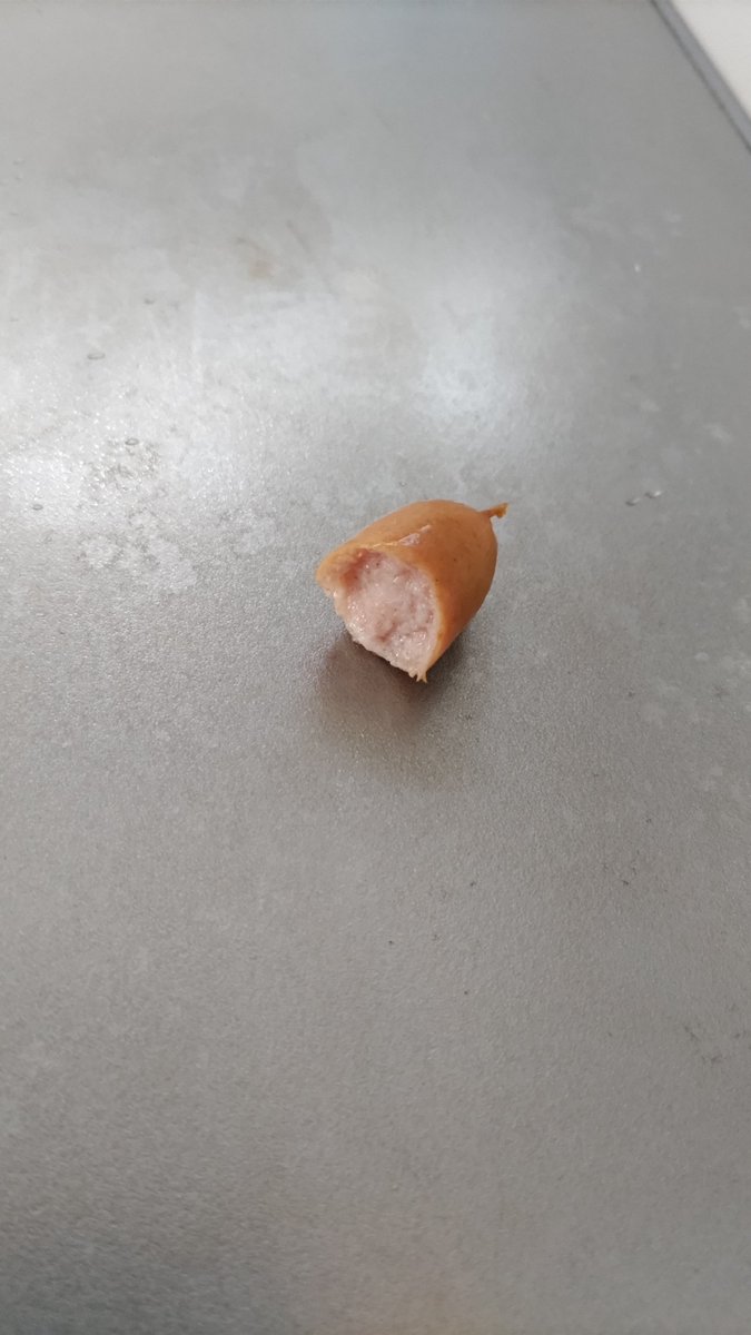 MILK_anpan's tweet photo. 今朝、ウィンナーの袋を開けたら中からこんな切れ端のような物が出てきました。
重量でパックしているから合わせたのでしょうか？
まさか、つまみ食いを混入させたとか無いですよね！
今までこんな事無かったので不気味です。
暫く買いたくありません。 https://t.co/J46rRFW4eE