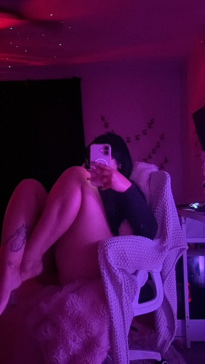 lovetodesire's tweet photo. https://t.co/pQ71OpWM0L throne losers <3 https://t.co/KcHJD0j8Zv