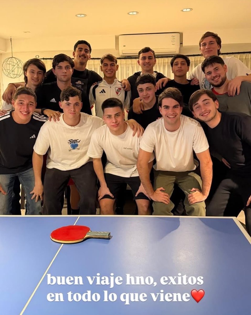FutbolFichajes's tweet photo. 🚨 Joaquín Freitas 🇦🇷 fue despedido por sus amigos más cercanos en Instagram.

Por las imágenes, queda claro que el delantero se juntó inmediatamente tras el partido de River Plate 🇦🇷, ya que aún llevaba la ropa del club.

Viajará a Río de Janeiro este lunes 31 de agosto por la mañana y se realizará la revisión médica para Flamengo 🇧🇷. #Fichajes
