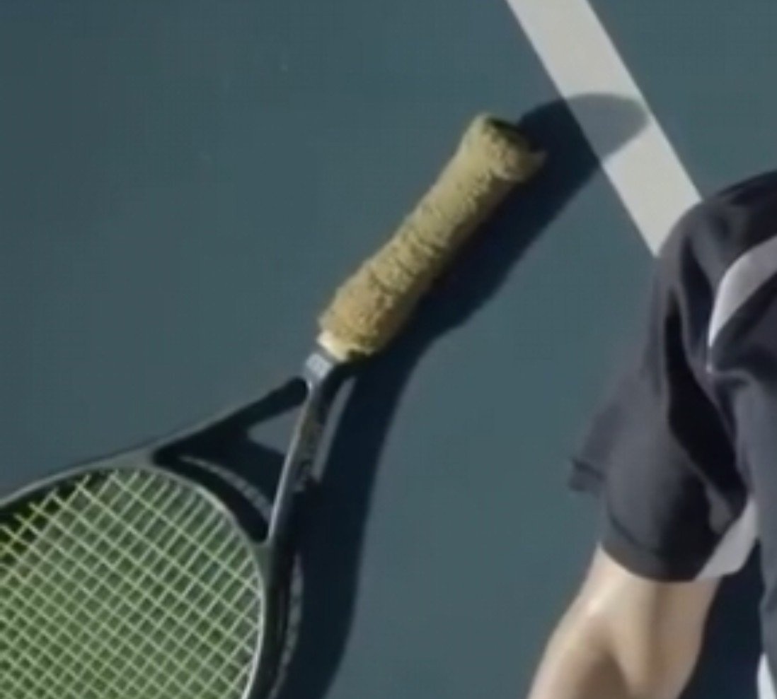 hardtobelieve3's tweet photo. Estuve esperando el estreno de Match Point desde que se anunció, porque este es el Heated Rivalry de las que somos tennis girls 🎾💚 y me ha gustado bastante.

Dicho eso, mi única queja es el overgrip de la raqueta de Bay 🤢 YA CAMBIENLO QUE ESTA ASQUEROSO https://t.co/fbNyhlI1Lp