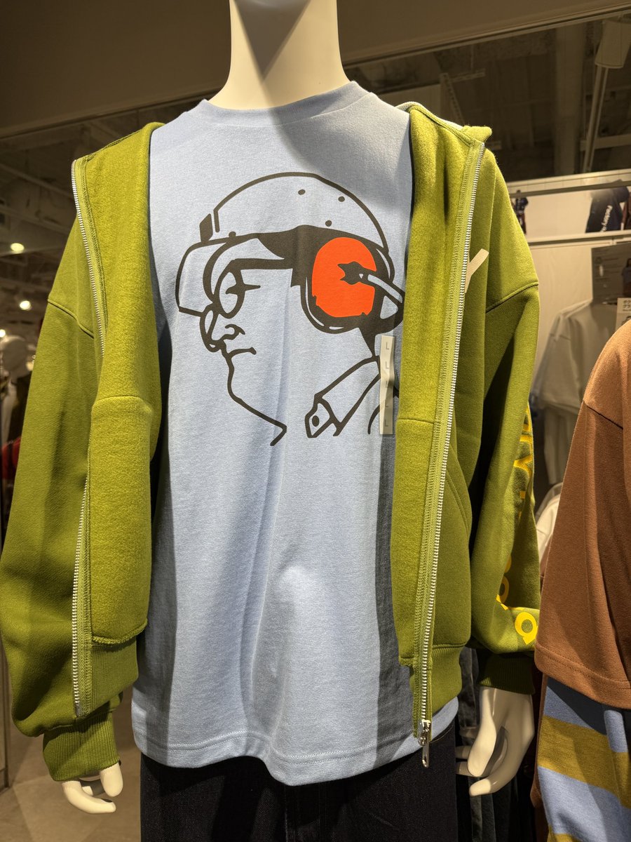 sachanstand's tweet photo. 昨日、相方が、
「GUに、ワタナベフラワーのムサさんのTシャツがある！みに来て！」
と他の階にいた私に電話をかけてきました😆似てるって何よ！と思いながらみにいったのがこちら！！
似てるやんー😆ムサさん推しの方がどうでしょう？😊 https://t.co/f8GqGacywQ