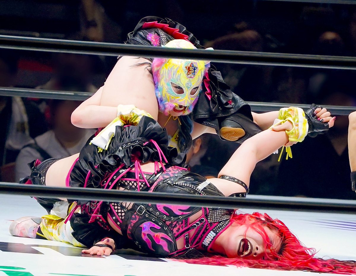 D_harry_rock's tweet photo. 2026.8/23 #STARDOM 
#5★STARGP2026 優勝決定戦
〈スターライトキッドvs吏南〉➁
吏南選手の場外乱闘、SLK選手の脚攻め、得意技の応酬。
｢決まった？！…いや返した！！｣という展開が続く！
2人の気持ちがこもった戦いに胸が���くなる！！
#スターライトキッド
#吏南 https://t.co/F7lY2Chvef
