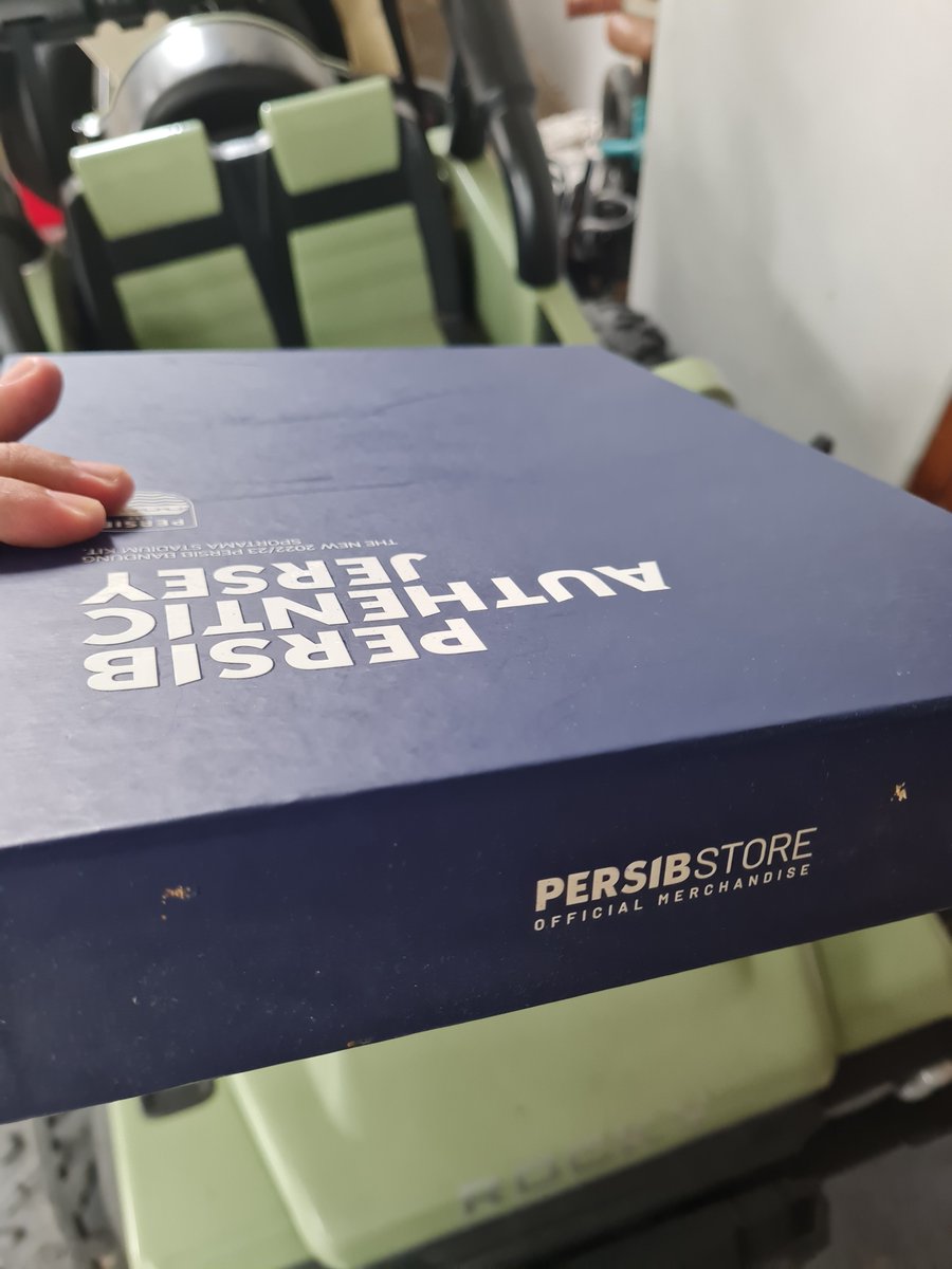 tjisondari's tweet photo. @Bali_Football Box itu bukan dr Apparel ya, tp dr Official store klub. 
Dr jaman sportama juga udah dpt box kalo belinya di officia mah. 
.
Sebagey pembeli jelas beda experience ya ketika dpt Jersey dalam box seperti ini. https://t.co/pInytTOGIq