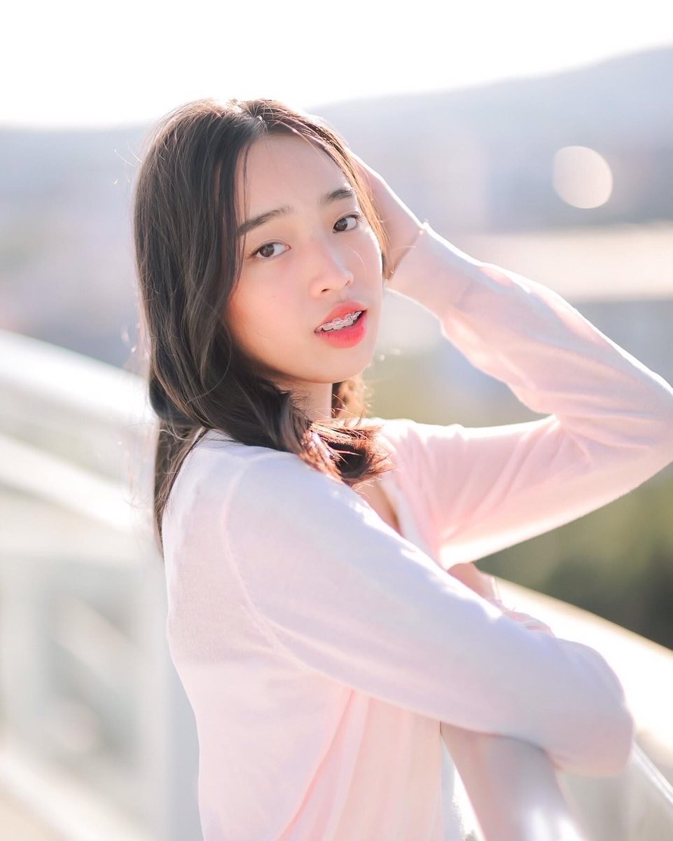 DaleneDropo0pc's tweet photo. 抽象的な概念を具現化する過程で、自分という存在が希薄になっていく感覚。正解のない迷宮を歩くような心地よさ。 https://t.co/XD2tmhz2Aj