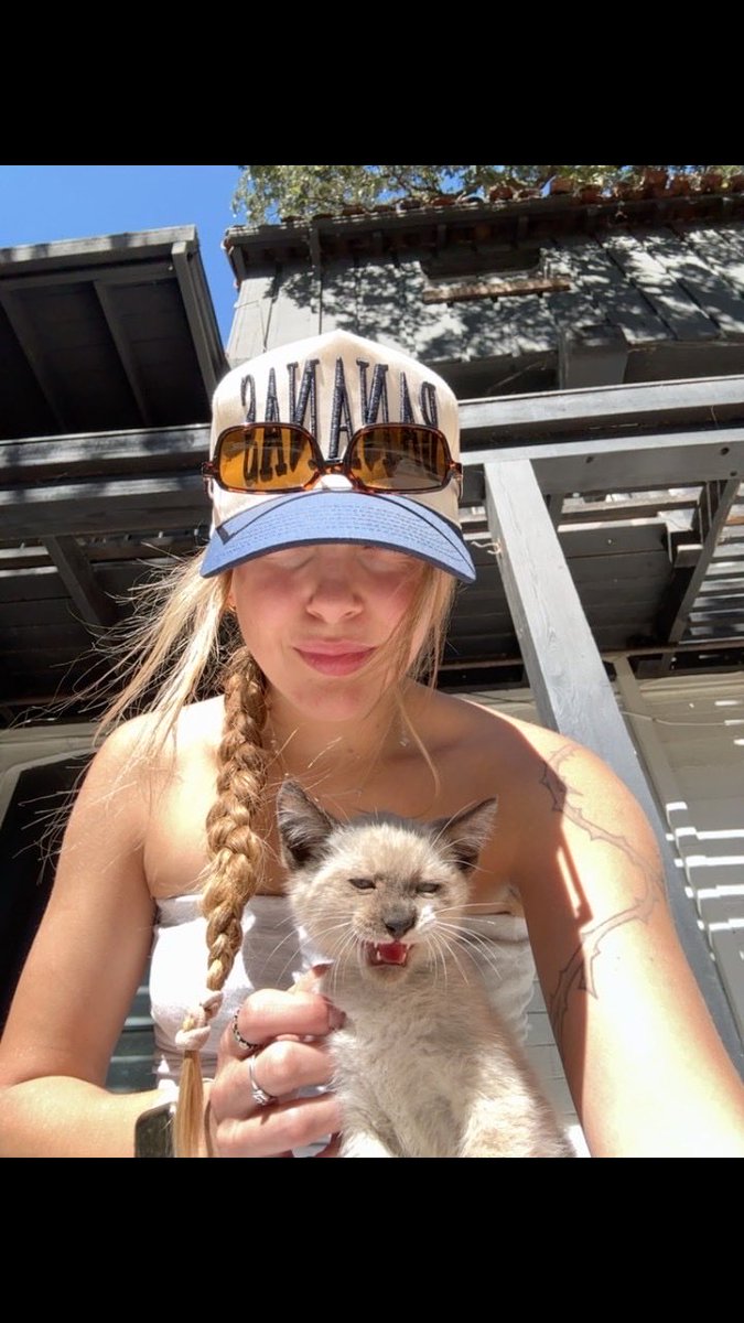 maybemaddss's tweet photo. so does he emotionally support me or do I emotionally support him?? https://t.co/M9OvrgDFjh