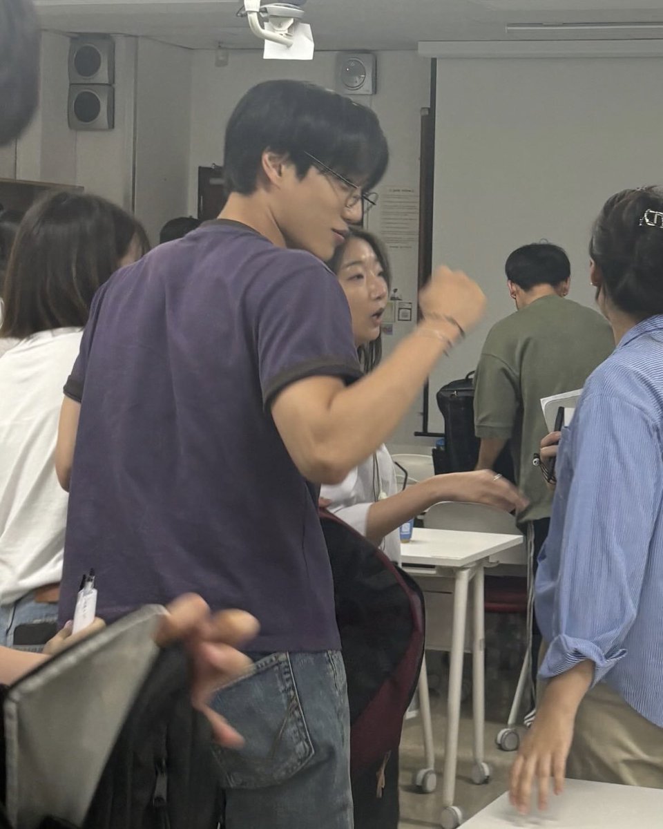 Eaaaw's tweet photo. เมื่อตั้งใจจะโดดเรียน แต่เพื่อนส่งรูปนี้มา https://t.co/DDl1huiCyF