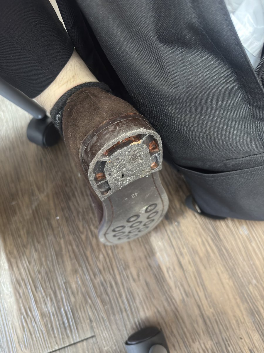 ain_syms's tweet photo. 靴の裏剥がれて歩く度にビンディングシューズみたいな音してるwww https://t.co/dFWAHKrsbD