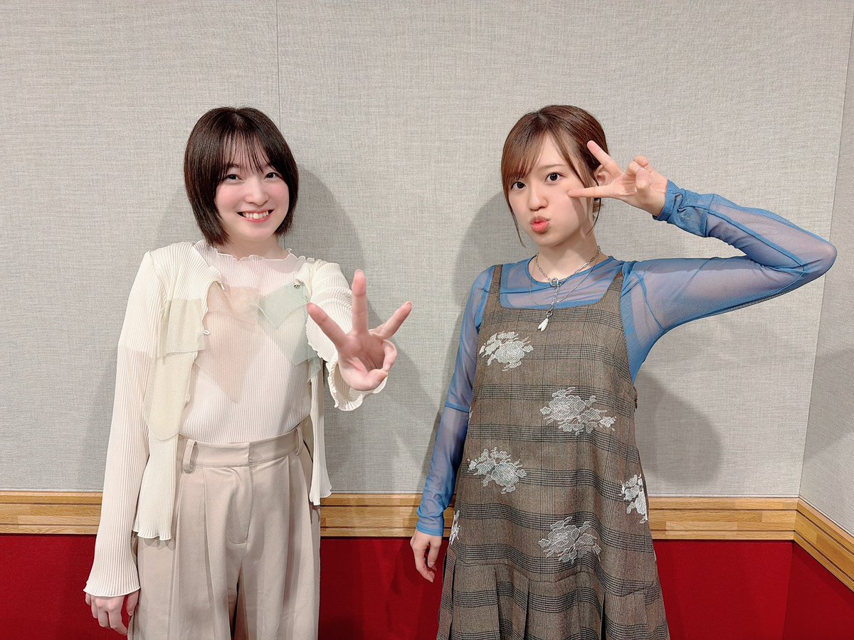 shigohaji's tweet photo. 📢 #高橋李依 #上田麗奈 #しごはじ
第235回好評配信中！

後半パートは懐かしいドラマの話で盛り上がりました📺
写真で表現しているドラマは何でしょう？✨

https://t.co/fpyV96SnPC
#音泉 https://t.co/2WliSDSyob