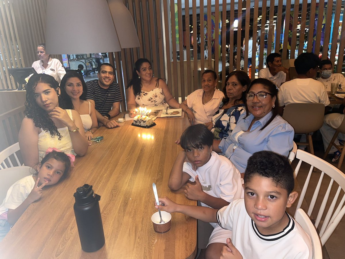 LFNavarroZ's tweet photo. 🎂❤️ ¡Feliz cumpleaños, abuelita! ❤️🎂

Qué felicidad poder honrarte y celebrar un año más de tu vida, rodeada del amor de tus hijos, nietos y bisnietos.

Que Dios te bendiga siempre, te regale mucha salud y nos permita seguir disfrutando de tu compañía por muchos años más. ❤️ https://t.co/dU0reoGZxQ