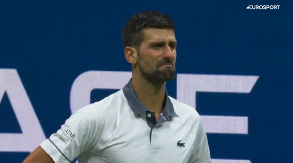 jmgmoron's tweet photo. Esto rompe el corazón 💔

Djokovic llorando en medio del partido. Su cabeza quiere, pero su cuerpo no le puede acompañar ya.

Triste 😭 https://t.co/1GnRzKDnMI