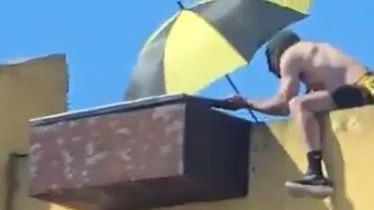 decanocom's tweet photo. Hay cosas que son imposible de lograr si no hay apoyo oficial y eso es lo más grave 

Hoy pasaron un ataúd desde la tribuna Damiani a la tribuna Cataldi,  Miguel Chagas denuncia además una pieza realizada con material 

En la final pasada había una caja soldada con artículos prohibidos

¿Va a seguir todo impune? 
¿No van a medir la responsabilidad del club?