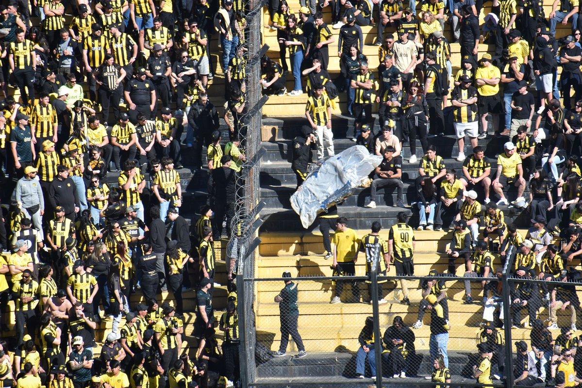 decanocom's tweet photo. Hay cosas que son imposible de lograr si no hay apoyo oficial y eso es lo más grave 

Hoy pasaron un ataúd desde la tribuna Damiani a la tribuna Cataldi,  Miguel Chagas denuncia además una pieza realizada con material 

En la final pasada había una caja soldada con artículos prohibidos

¿Va a seguir todo impune? 
¿No van a medir la responsabilidad del club?