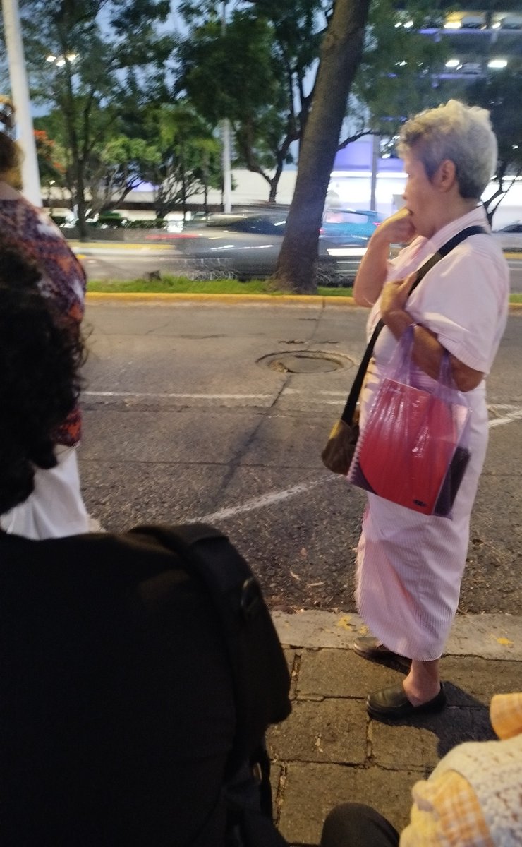 unicornsatanic1's tweet photo. @Trafico_ZMG  @TraficoZMG_ no sé si alguien la conozca , primero pidió raite de ciudadela a plaza del sol , al rato nos la encontramos el en plaza del sol se notaba desorientada a rod mundo le preguntaba para donde íbamos 
Por si la conocen o se salió de casa https://t.co/b1uqpQ5Yhk
