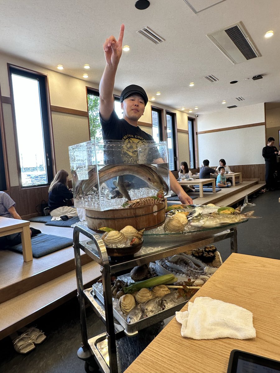 TMHorn30's tweet photo. うお一番のお刺身定食と、イートインのエビフライと冷や汁！！

エビフライはめちゃデカいしちゃんとエビもでかい
冷や汁はもういくらでも食べれちゃう
お刺身定食は豪華だった…

どれも美味しかった✨️
そしてお腹いっぱいwww
朝から頑張って良かった💪( ¨̮ 💪)

#うお一番 
#芹澤水産 https://t.co/mFjR8bO0dG