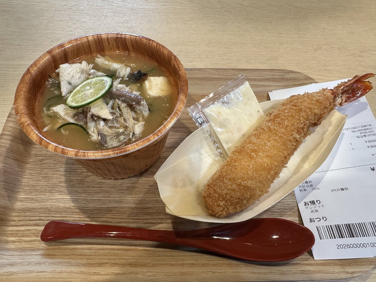 TMHorn30's tweet photo. うお一番のお刺身定食と、イートインのエビフライと冷や汁！！

エビフライはめちゃデカいしちゃんとエビもでかい
冷や汁はもういくらでも食べれちゃう
お刺身定食は豪華だった…

どれも美味しかった✨️
そしてお腹いっぱいwww
朝から頑張って良かった💪( ¨̮ 💪)

#うお一番 
#芹澤水産 https://t.co/mFjR8bO0dG