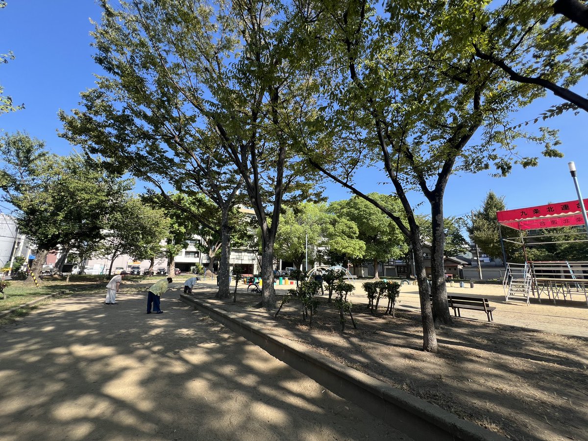 KuritaYuya517's tweet photo. 九条北公園でラジオ体操。

公園にはお祭りの櫓の名残もあり、夏の終わりを感じます。

その後は西区緑花会へ！

秋の開花に向けて種をまき、育った花苗は各地域で花を咲かせます。

地域の皆さんと一緒に、今日も気持ちのいい朝になりました。

#九条北公園
#大阪維新の会
#西区緑花会
#くりたゆうや https://t.co/Ke2uliZPTu