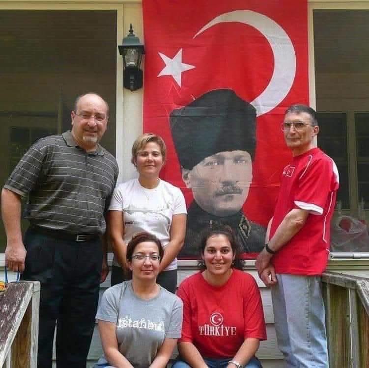 sibelsengul_'s tweet photo. "Mardinli ırgat çocuğuydum. Dedem, ağa'nın adamları tarafından öldürülüp mallarına el konulmuş. Atatürk, köyün ağasıyla birlikte ağaya yardım ve yataklık eden 21 kişiyi kurşuna dizdirmiş. İbret olsun diye 1 hafta köy meydanında kalmışlar. Köye derhal okul kurulmuş. Ninem ise veremden ölmüş. Köyümüze bir de sağlık ocağı açılmış. Okulumuzdaki Türkay öğretmen sık sık kimseye kul köle olmamamızı öğütlerdi. İşte o okulda okuyan ırgatın oğlu Aziz Sancar, Kimya ödülü olan Aziz Sancar oldum. Ey Atatürk, sana minnettarım. Sen ebediyet ufkunda doğan bir güneşsin"

Aziz Sancar👏👏❤