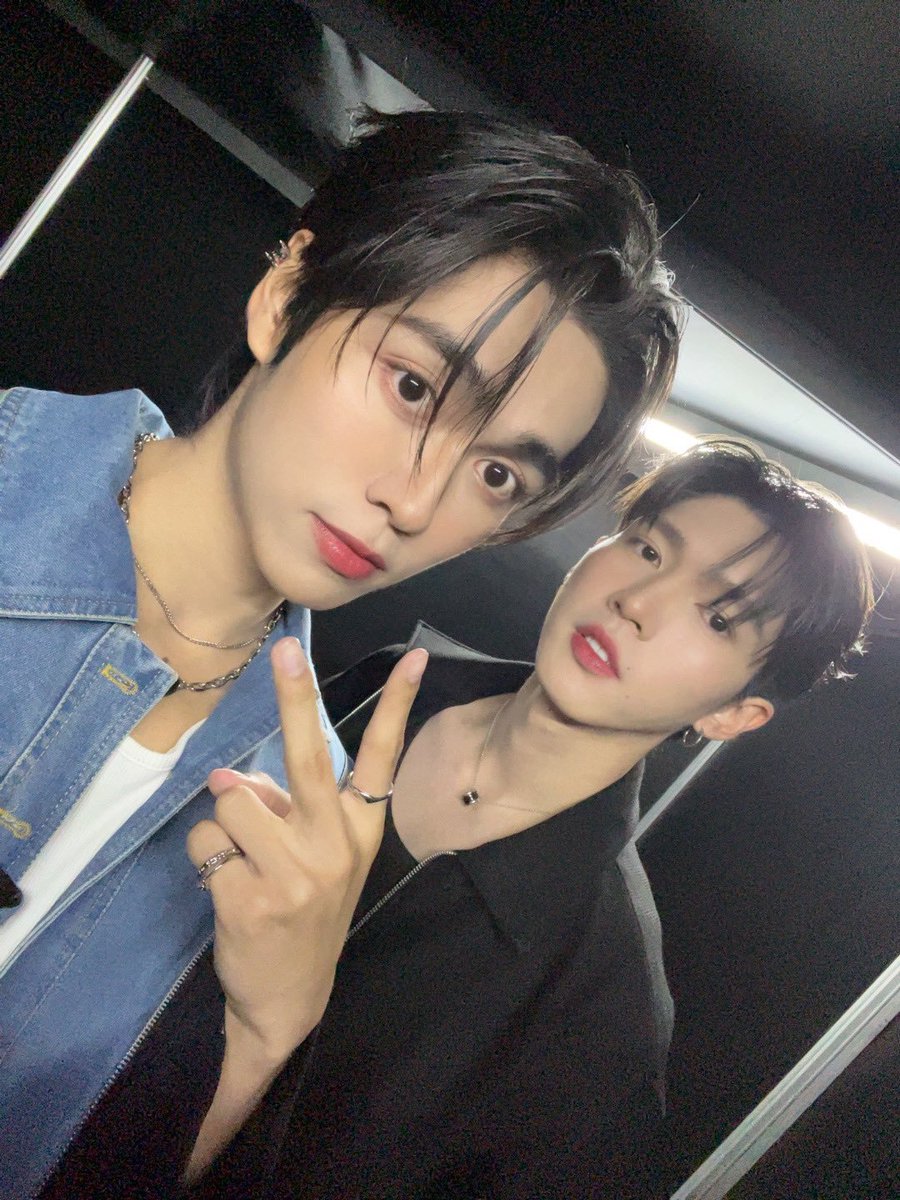 SG_F_SG's tweet photo. @CentralLadprao อยากเจอ2คนได้ไหมคะ 💛💜
#AouBoom https://t.co/3x0NrEhLGm