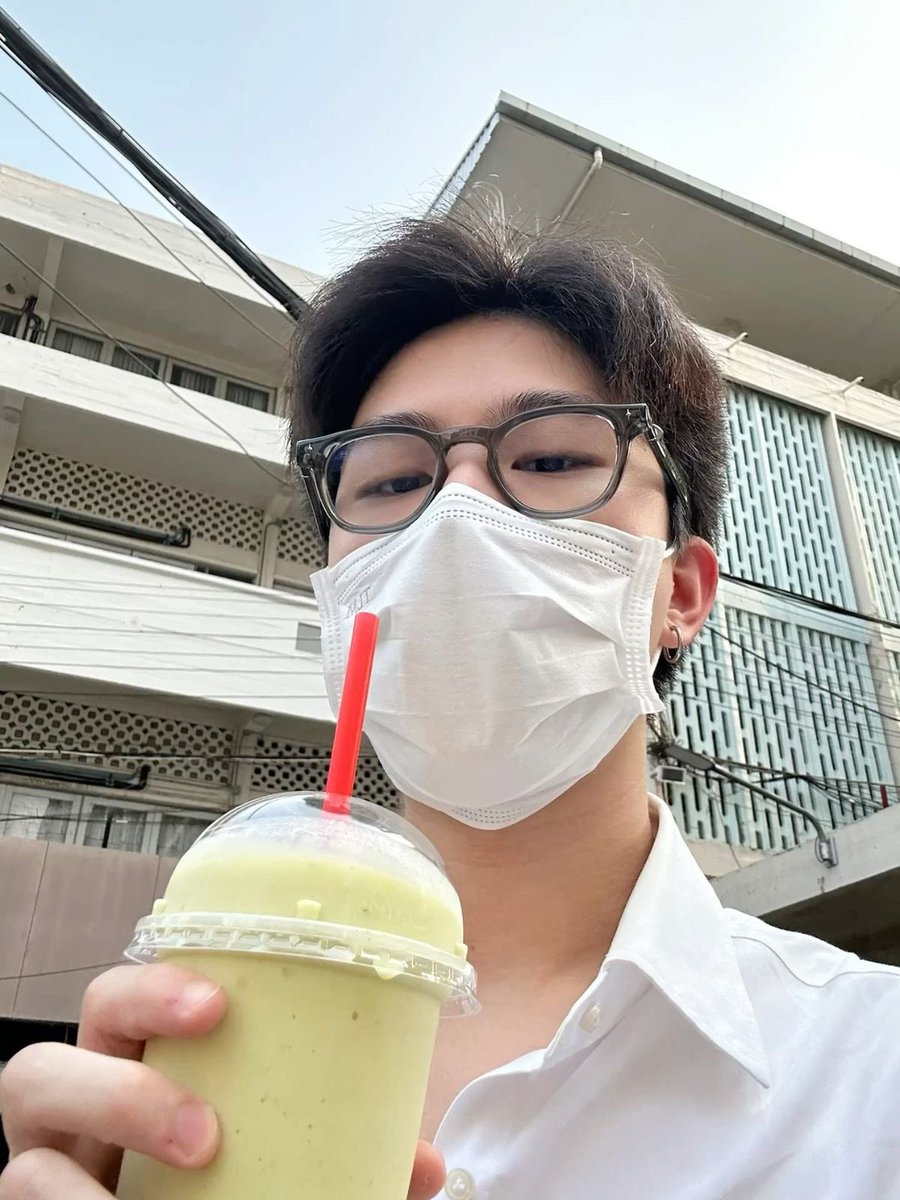 whyucallmepaint's tweet photo. เพื่อนนี่เล่าให้ฟังนะ วันก่อนชีจะไปจีบหมอณัฐหมอสุดหล่อออโถ ชีก็เลยจะซื้อขนมไปให้ใช่ปะ แต่ดันเหลือบไปเห็นบนโต๊ะฮีมีข้าวกล่องเขียนว่า ‘ ทานให้อร่อยนะครับ จากหมอชญา 🤍 ‘ เพื่อนก็เลยนึกขึ้นได้ว่าชอบมีหมอศัลย์คนนึงชอบมารอรับกลับบ้านพร้อมฮีตลอด ก็เพิ่งรู้ว่าคนนี้แหละแฟนฮี 😓 https://t.co/jWSVIXbYYJ