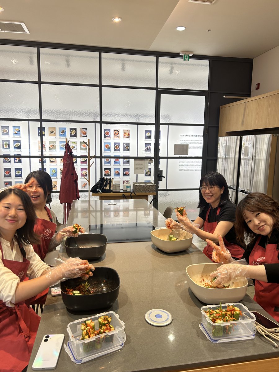 ganadakorean's tweet photo. August Cultural Experience ❤️
Making Oi-sobagi (Korean Stuffed Cucumber Kimchi)
#가나다한국어학원 #한국어학원 #한국어공부 #홍대 #신촌 #GanadaKorean #LearnKorean #StudyKorean #KoreanLanguageSchool #KoreanCourse #LearnKoreanInKorea #StudyInKorea #SeoulLife #KoreanCulture #Hongdae https://t.co/WSn0AXppa4
