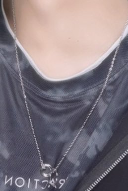 o8_0207's tweet photo. 【拡散】
8月30日午後13時くらいに函館のラウワンにいた人いませんか？
スポッチャのバドミントンのところで、ネックレスとブレスレットを落としまって未だに見つかってないので、見た人がいたら教えてください。
銀色のネックレスとブレスレットでブレスレットは表も裏も刻印されていてこんな感じです https://t.co/JsqURMvAOb