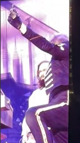 MCRmy__ARG's tweet photo. Frank pegó un sticker en el podio y Gerard sacó algo de un cajón (que no sabíamo que existía) y lo mostó al publico. El sticker dice (entendemos) "Support your [ilegible] FARMER" #MCRSanDiego https://t.co/dXhWab7dpl