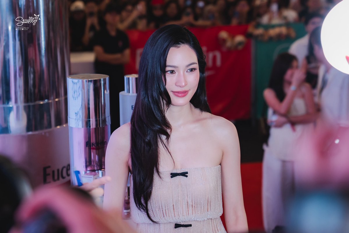 SeoullySG's tweet photo. [#EUCERIN | 📸 PHOTO] EUCERIN SPOTLESS BRIGHTENING EVENT WITH LINGLING KWONG (@linglingsirilak) (V)

She’s elegance, she’s grace but everyone can’t resist asking for a dash of cuteness. 

Lingling Kwong may have arrived every picture of poise, but naturally, no appearance is complete without a glimpse of her playful side everyone adores 🤍

LINGLING ASEAN PRESENTER 
#LinglingXEucerinMalaysia
#หลิงหลิงคอง #linglingkwong #鄺玲玲 #EucerinMY #MyEucerin #SpotlessBrightening #EucerinSpotlessBrightening
@lingling_fans @LinglingK_MYFC @Eucerinmy @watsonsmy