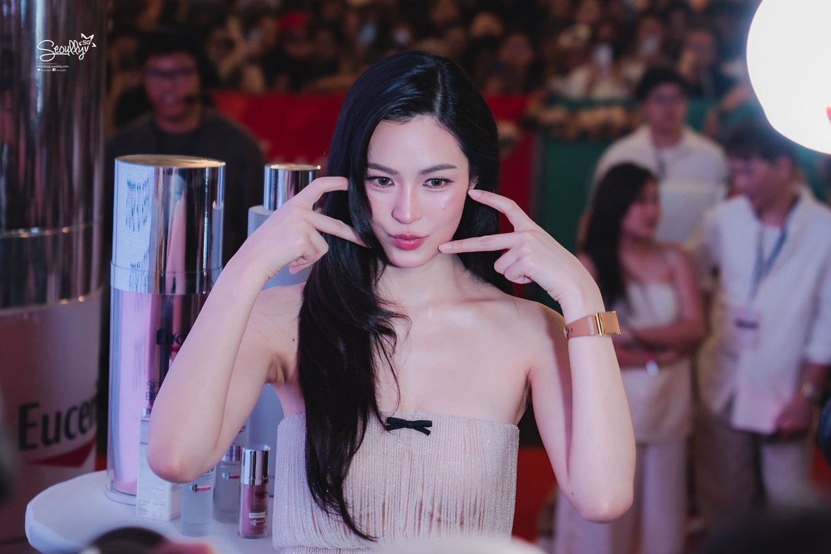 SeoullySG's tweet photo. [#EUCERIN | 📸 PHOTO] EUCERIN SPOTLESS BRIGHTENING EVENT WITH LINGLING KWONG (@linglingsirilak) (V)

She’s elegance, she’s grace but everyone can’t resist asking for a dash of cuteness. 

Lingling Kwong may have arrived every picture of poise, but naturally, no appearance is complete without a glimpse of her playful side everyone adores 🤍

LINGLING ASEAN PRESENTER 
#LinglingXEucerinMalaysia
#หลิงหลิงคอง #linglingkwong #鄺玲玲 #EucerinMY #MyEucerin #SpotlessBrightening #EucerinSpotlessBrightening
@lingling_fans @LinglingK_MYFC @Eucerinmy @watsonsmy