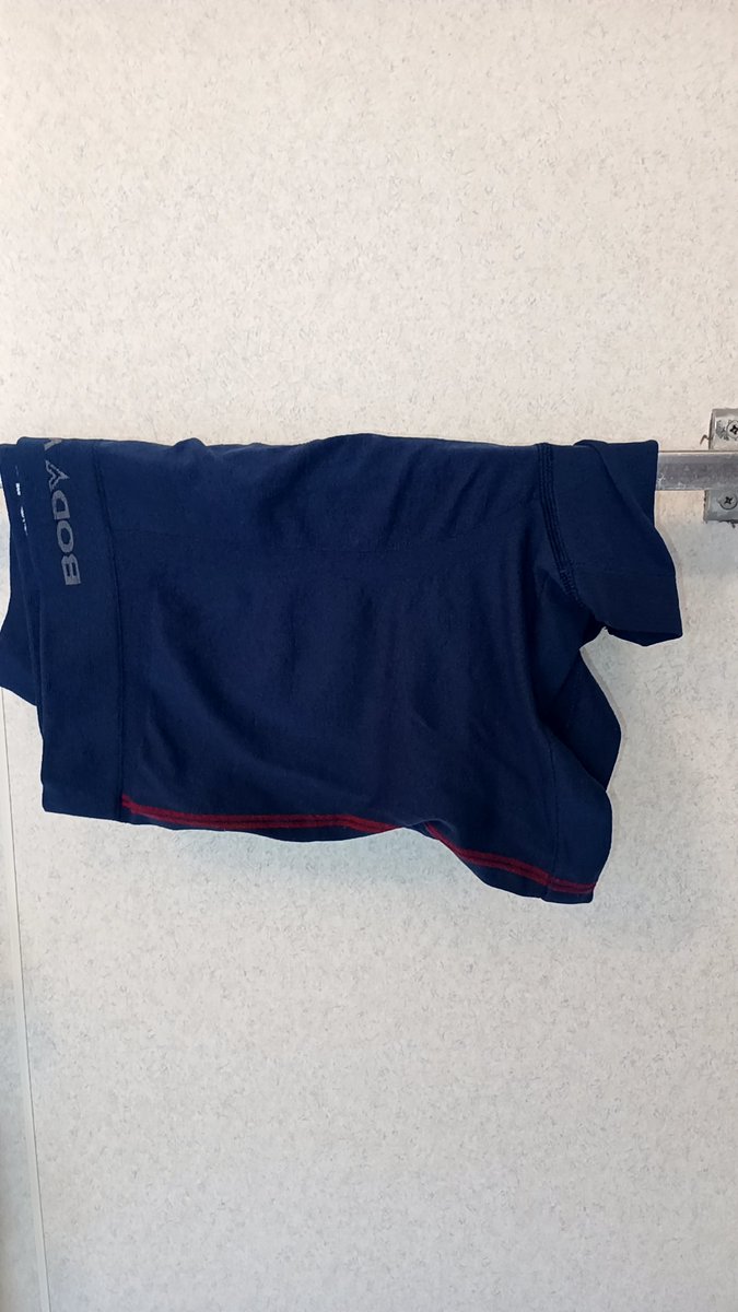 7gmceu's tweet photo. 母上さま、
あのー、洗ってくれた僕のパンツ、ここ(風呂場のてすり)に干すのはやてめください😢
って、なんか言えない…
洗ってくれるのは嬉しいけど… https://t.co/Q5FrGNqRHC