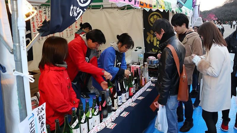event_checker's tweet photo. 上野公園で「酒屋角打ちフェス」開催🍶

酒×食×エンタメが一度に楽しめる
日本最大級の"酒屋"の祭典

お酒のプロが厳選した
日本酒、焼酎、ワイン、ウイスキーなど
300種類以上のお酒が大集合🍻 

美味しいおつまみと一緒に
立ち飲みスタイルで楽しめます

📅 11/6(金)-8(日)
📍 上野公園 

→ https://t.co/KbQfYDnojB