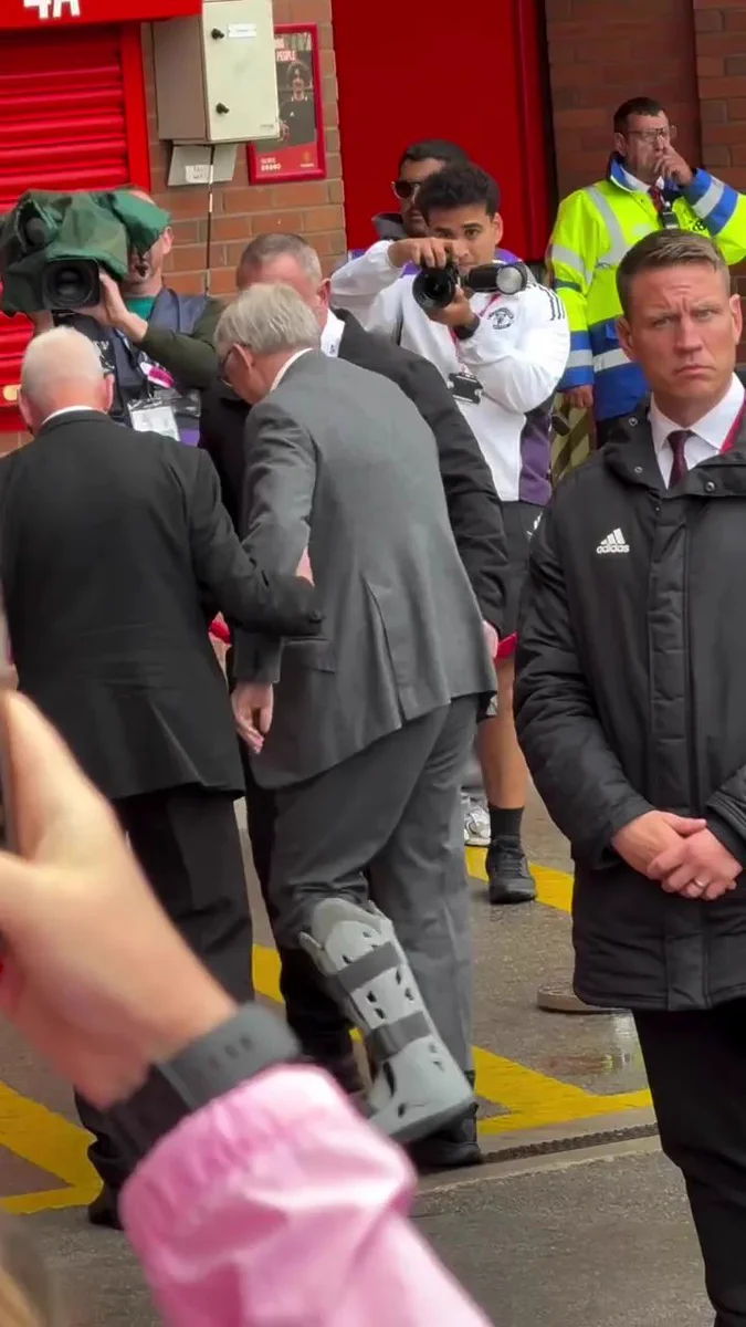 The Touchline | 𝐓 on X: "🚨 𝗡𝗘𝗪: Sir Alex Ferguson was spotted wearing  a protective boot and using a walking stick at Old Trafford. · The  84-year-old Manchester United legend arrived