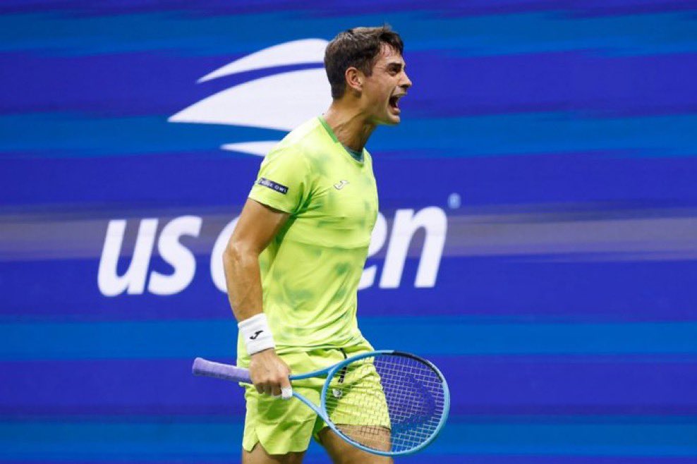fedeebongiorno's tweet photo. 🎾 Mariano Navone venció a Novak Djokovic y lo dejó afuera del US Open en primera ronda

El serbio no perdía en esta instancia de un Grand Slam desde 2006. Navone es el quinto argentino en la historia que logra vencerlo https://t.co/ih4B4L3GwM