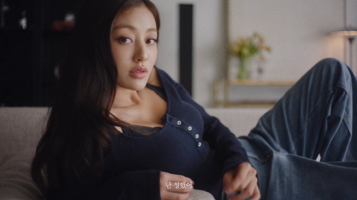 WithPJihyo's tweet photo. HELLO?!?!?!?! https://t.co/NP5BYXOGfg