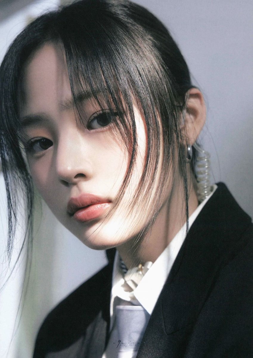 MinjiIssue's tweet photo. @JyungIssue @AbinIssue @YeonjunnIssue Ada Wong mirip gw gak sih https://t.co/YKCCTKQe9G