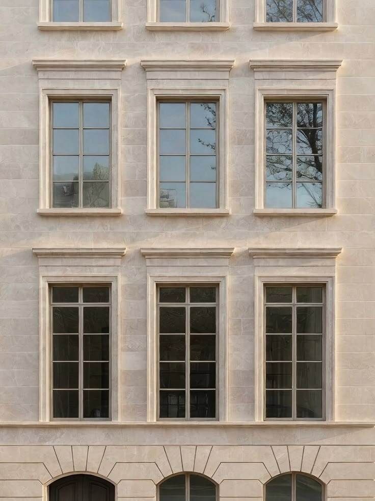 architeco1's tweet photo. التكرار في تصميم الواجهات مو معناه نسخ العنصر نفسه بشكل ممل؛ الفكرة أنك تكرر النوافذ أو الإطارات أو الكاسرات بمسافات مدروسة، فيتكوّن إيقاع بصري يربط أجزاء الواجهة ويجعلها أكثر توازنًا ووضوحًا.

ويمكن كسر هذا التكرار عند المدخل أو الكتلة الرئيسية بتغيير الحجم أو اللون أو الخامة، حتى تلفت النظر للنقطة الأهم من دون أن تفقد الواجهة انسجامها. الإيقاع الناجح يُشعر العين أن كل عنصر في مكانه.