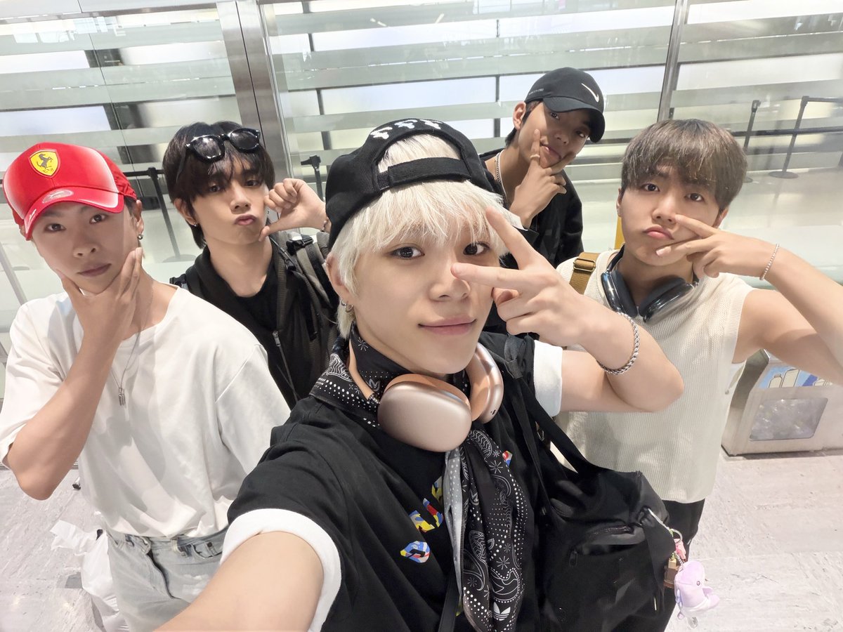 CMDM_JAPAN's tweet photo. #CMDM Live in Japan 2026 -Summer Nostalgia-

日本ありがとう🥺💕あんにょん👋！
気をつけて帰国します✈️💨

「またすぐ来るね」って言ったら、みんな喜んでくれる……？👀言葉通りすぐ会いに来るから待っててね🔥✈️

DAHLIA、大好きだよ〜❤️

#커맨더맨 #空港ファッション  #KPOP #韓国アイドル https://t.co/q98ZcD6Gs6