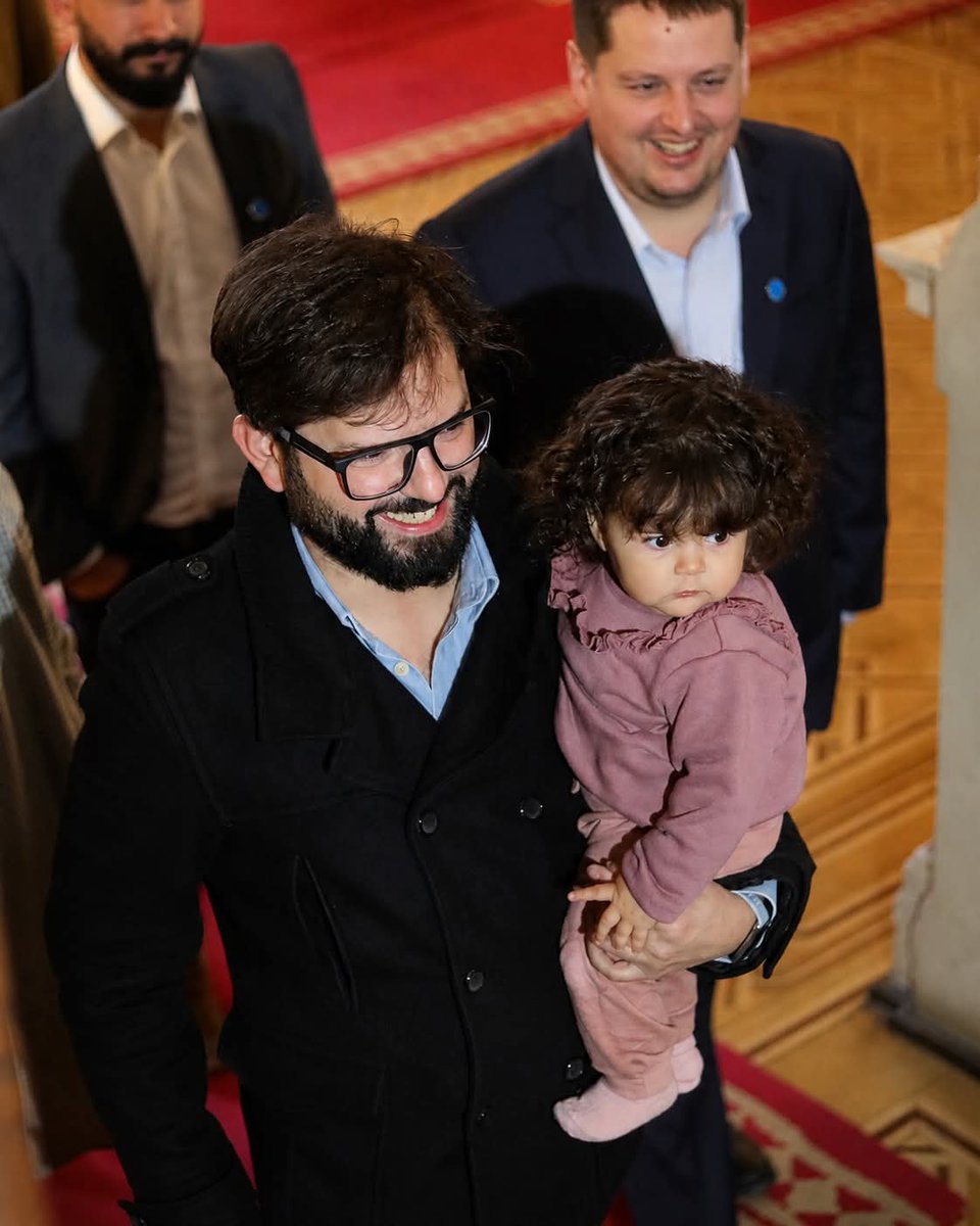 sepulvedamon's tweet photo. La derecha camuflada en un paskin de mierda demuestra la miseria humana burlándose de un padre y una niña maravillosa. Chile tocó fondo faltando el respeto a un ex mandatario😡 
Mientras más odio, más apoyaremos la candidatura del presidente Gabriel Boric 
@GabrielBoric https://t.co/bWQSwZL76e
