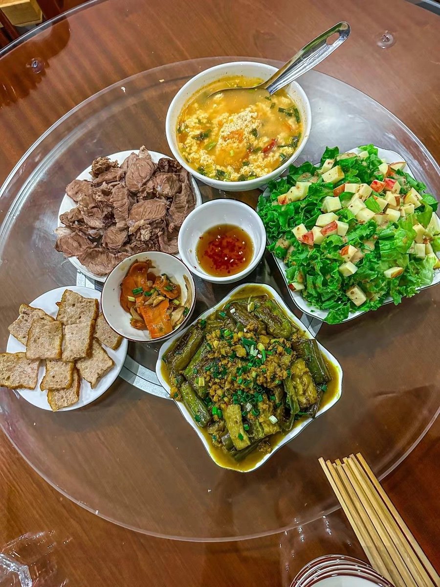 LinkXinhX's tweet photo. 🍚🥩 Mâm cơm nhìn hấp dẫn quá, toàn món ngon thế này ai mà ngồi yên được! 🤤😂 Nếu được chọn 1 món ăn trước, bạn chọn món nào? 👇😋#ComNha #MonNgon #Foodie 🍚😋✨ https://t.co/hqKPE5FSSs