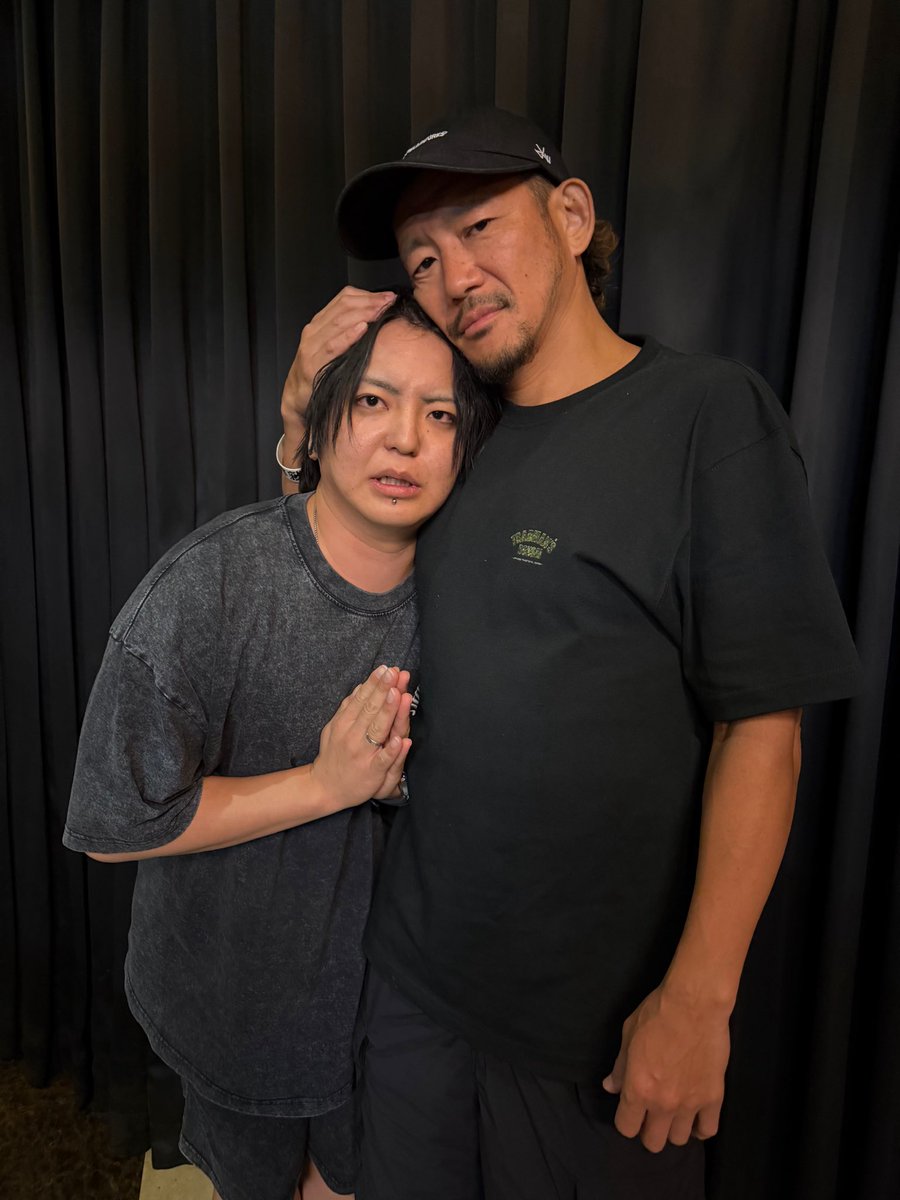 BN_McBa's tweet photo. 【謝罪】
昨日行われたRUSHBALLにて
我々の出演前の出番だったBRAHMANの皆様のライブの最中にリハーサルと称して爆音を鳴らしてしまいました。

それも夕暮れが覗く景観の中「満月の夕」へと繋ぐ感動的なMCの最中、あろうことか「猫サンキュー」というなんでもない曲を爆音でやってしまいました。

その件に関しましてTOSHI-LOWさんに誠心誠意謝罪をさせていただき、その寛大な御心で一旦お許しをいただきました。

今後、このようなことが起こらないように改善に努め、精進させていただきます。
この度はBRAHMANの皆様、並びにファンの皆様、その瞬間を楽しんでいた皆様、大変申し訳ございませんでした。

その後、お寿司に連れて行っていただき
TOSHI-LOWさんは大量のイワシを召し上がっておりました。その寛大な御心から最後のイワシを私に下さいました。この失態をしでかした私にもチャンスとイワシを下さる
とても優しい大先輩でした。ご馳走様でした。

これからのフェス、BRAHMANの後は我々、夕闇に誘いし漆黒の天使達でお願いします！絶対に音を出しません！！リハーサルしません！！絶対にです！！本当にすみませんでした！！

#RUSHBALL2026