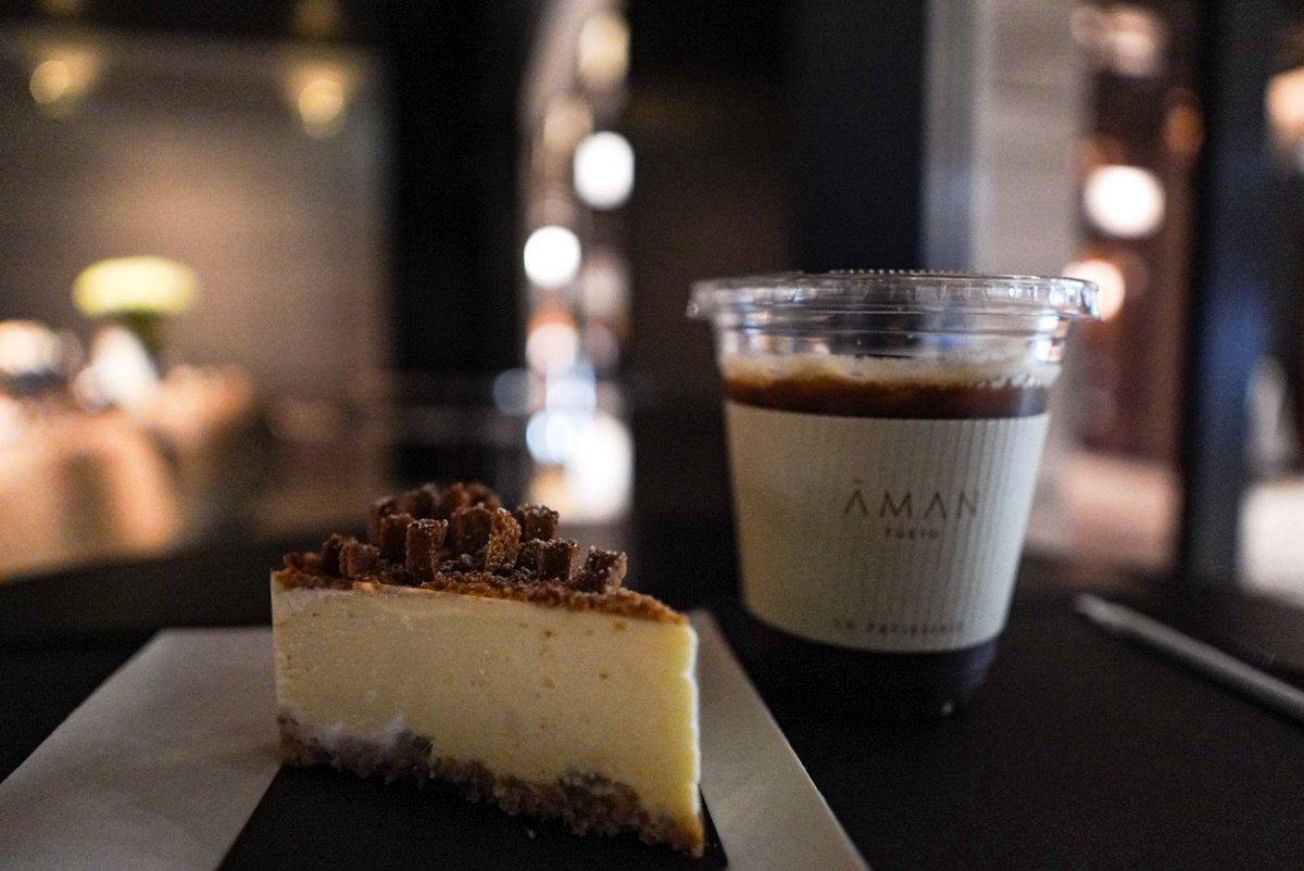 ChoCoCo3Kanmi's tweet photo. 高級ホテルの美味しいケーキを食べたいけどハードル高い💦という人に必見、ペストリーショップ「ラ・パティスリー by アマン東京」。大手町のオレンジ改札乗り換えの60分制限で立ち寄るのも余裕です。今回はチーズケーキを。プルっと柔らかでサクサク♪スパイスやレモンの香りが織り重なって素敵です https://t.co/NZXxWPhpn0