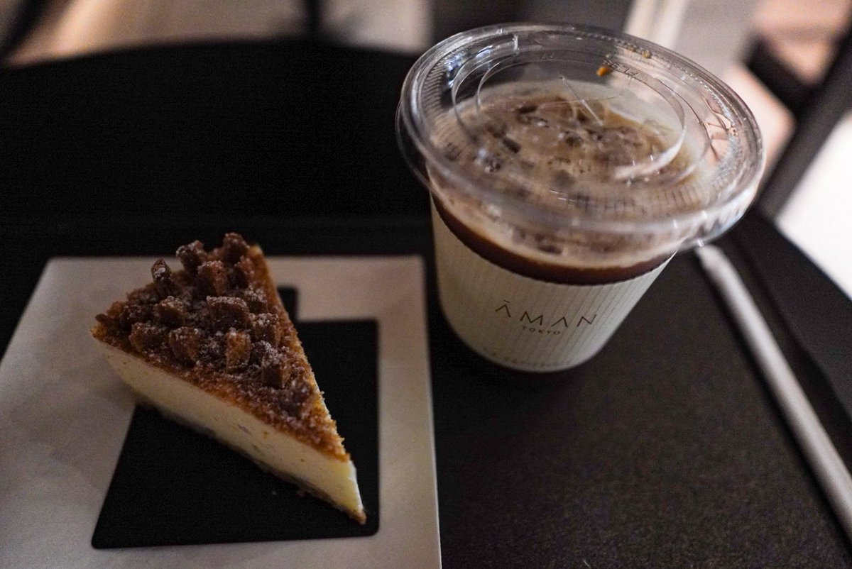 ChoCoCo3Kanmi's tweet photo. 高級ホテルの美味しいケーキを食べたいけどハードル高い💦という人に必見、ペストリーショップ「ラ・パティスリー by アマン東京」。大手町のオレンジ改札乗り換えの60分制限で立ち寄るのも余裕です。今回はチーズケーキを。プルっと柔らかでサクサク♪スパイスやレモンの香りが織り重なって素敵です https://t.co/NZXxWPhpn0